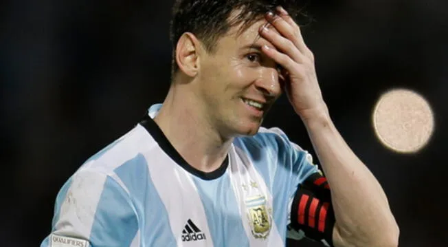 Lionel Messi se lamenta de una acción en el Argentina vs. Bolivia por Eliminatorias.
