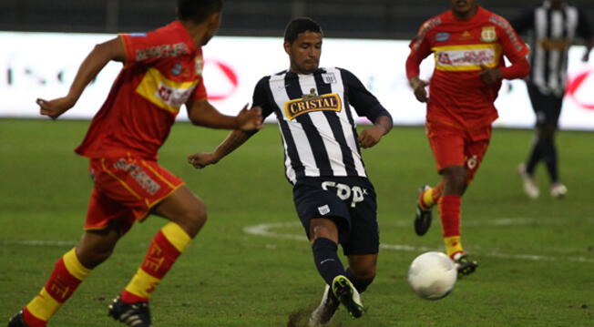 Reimond Manco conduce el balón en un Alianza Lima vs. Sport Huancayo en 2015.