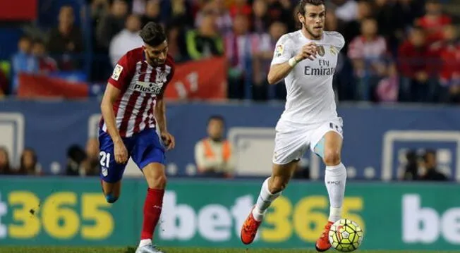 Gareth Bale conduce el balón ante la mirada de Yannick Carrasco.