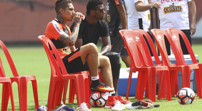 Carlos Ascues conversa con Paolo Guerrero en el entrenamiento de Perú en la Videna.