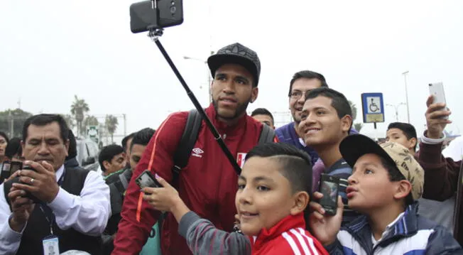 Pedro Gallese se toma un 'selfie' con un hincha en el aeropuerto Jorge Chávez.