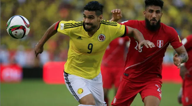 Radamel Falcao disputa el balón con Josepmir Ballón en un Colombia-Perú por Eliminatorias.