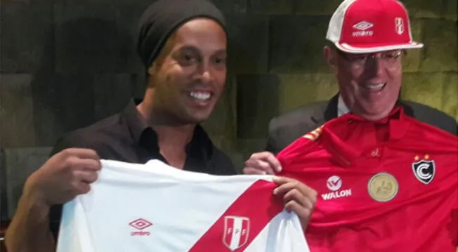 Ronaldinho posa junto a PPK luego de su reunión en Cusco.