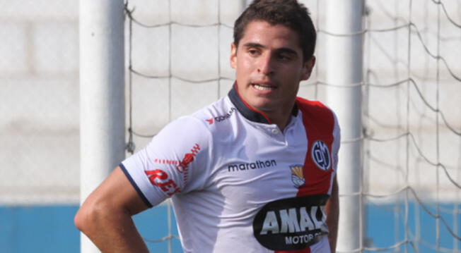 Aldo Corzo se lamenta de una ocasión en Deportivo Municipal.