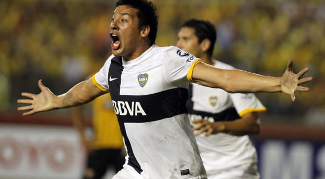 Claudio Pérez celebra un gol durante su etapa en Boca Juniors.