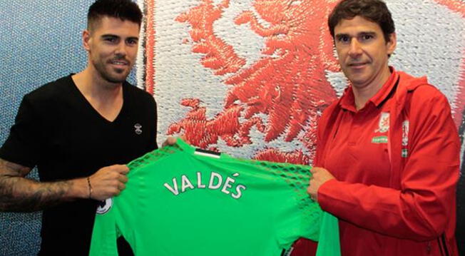 Víctor Valdés en su presentación en el Middlesbrough junto al DT Aitor Karanka.