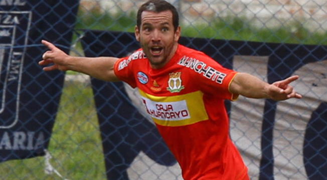 Antonio Meza Cuadra celebra un gol a Alianza Lima.