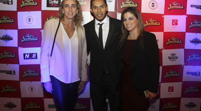 Futbolista celeste Carlos Lobatón coincidió con Natalia Málaga en el avant premier de una película.