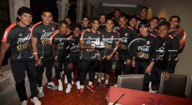 Miguel Trauco celebra su cumpleaños junto a sus compañeros de la Selección Peruana.