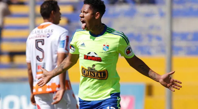 Ray Sandoval celebra un gol a Ayacucho FC.