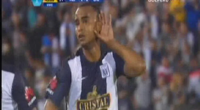 Luis Trujillo celebra su gol con un gesto a la hinchada de Alianza Lima.