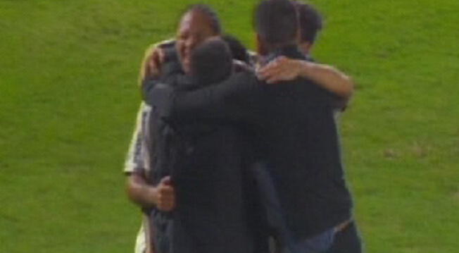 Juan Pablo Pino celebra su gol con sus compañeros.