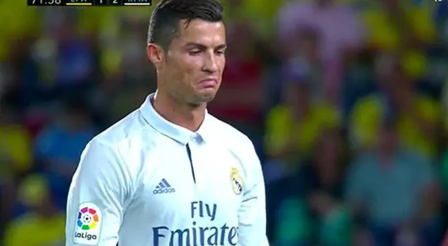 Cristiano Ronaldo sale molesto del campo tras ser sustituido ante Las Palmas.