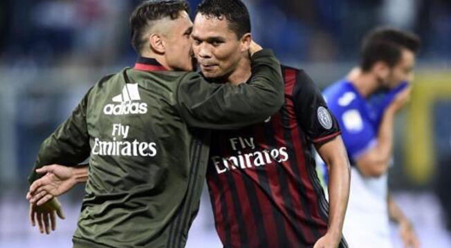 Gianluca Lapadula abraza a Carlos Bacca tras un triunfo del AC Milan.