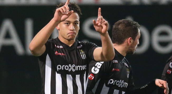 Cristian Benavente celebra un gol con el Sporting Charleroi.