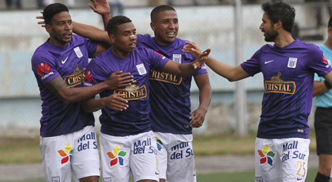 Jorge Bazán celebra su gol a UTC con Pajoy, Atoche y Uribe.