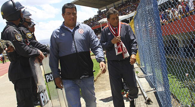 Roberto Chale sale del campo tras ser expulsado por Miguel Santivañez.