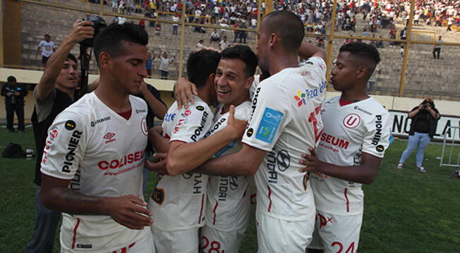 Los jugadores de Universitario celebran un gol en el Monumental.