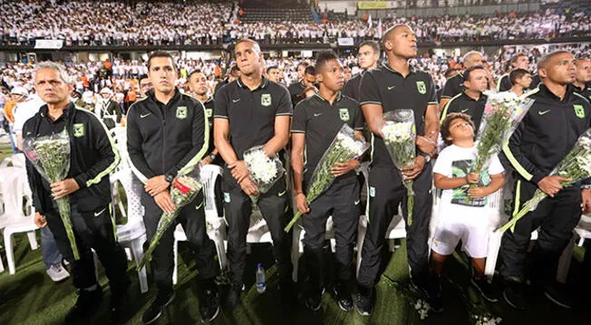 Reinaldo Rueda y los jugadores del Atlético Nacional durante el homenaje al Chapecoense.