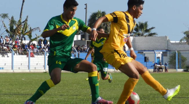 Cantolao y Sport Ancash durante un partido en la Segunda División 2016.