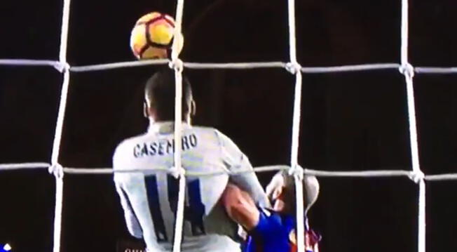Sergi Roberto tuvo el gol del triunfo, pero Casemiro la salvó en la línea. 
