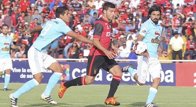Luis Abram y Jorge Cazulo marcan a Bernardo Cuesta durante la final en Arequipa.