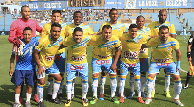 El equipo de La Bocana en un partido ante Sporting Cristal en el Alberto Gallardo.