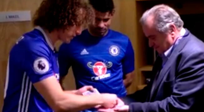 Facebook: David Luiz sorprende a todos en el Chelsea realizando espectacular truco de magia | VIDEO