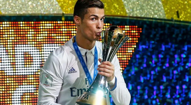 Cristiano Ronaldo posa con el trofeo del Mundial de Clubes.