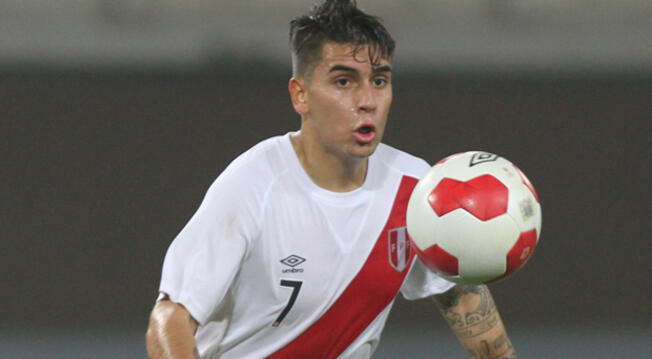 Víctor Cedrón controla un balón durante el amistoso Perú-Panamá en 2014.