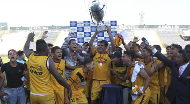 Cantolao celebra el título de Segunda División en Matute.