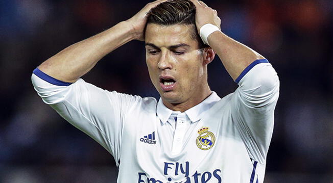 Cristiano Ronaldo se lamenta una ocasión fallida con el Real Madrid en la final del Mundial de Clubes.