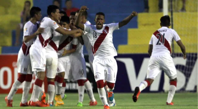 José Bolivar celebra un gol de Perú en el Sudamericano Sub-17 de 2015.