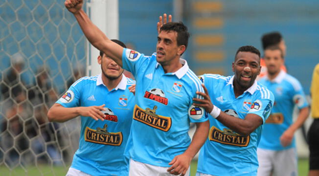 Diego Ifrán celebra un gol de Sporting Cristal con Jair Céspedes y Brian Bernaola.