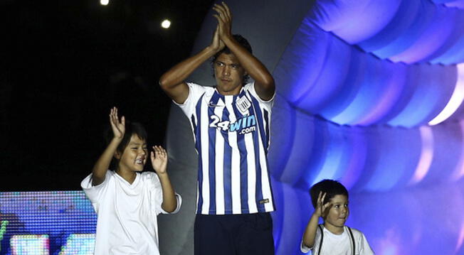 Óscar Vílchez durante la presentación de los jugadores de Alianza Lima en la Noche Blanquiazul