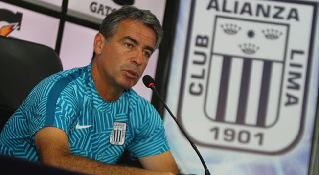 Pablo Bengoechea salió a dar una conferencia de prensa tras el empate ante Municipal.