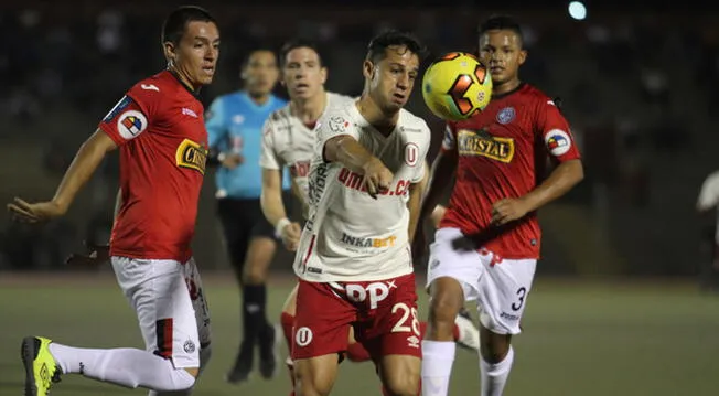 Diego Guastavino controla un balón ante la mirada de Aldair Perleche.