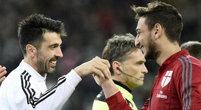 Gianluigi Buffon y Gianluigi Donnarumma se saludan en un Juventus-AC Milan.