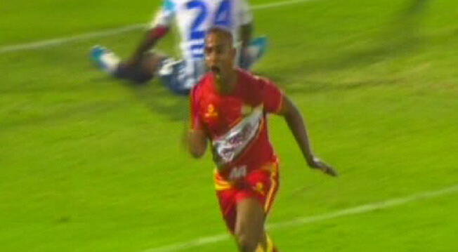 Luis Trujillo celebra su gol a Alianza Lima.