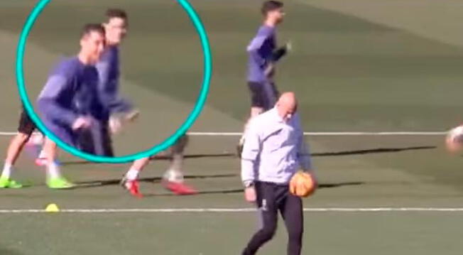 Zinedine Zidane, dominó el balón con soltura y sobriedad en el campo de entrenamiento de Chamartín.