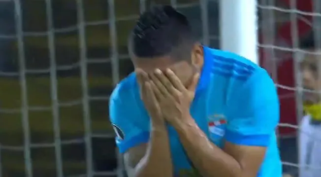 Joel Sánchez se lamenta de su gol fallado con Sporting Cristal.