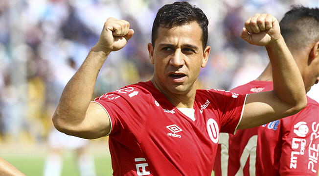 Diego Guastavino celebra un gol con Universitario a Ayacucho FC.