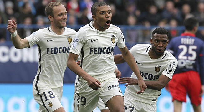 Kylian Mbappé celebra uno de sus goles con el Mónaco al Caen.
