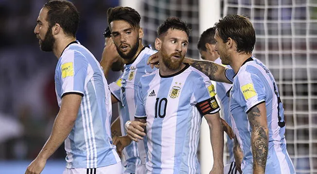 Lionel Messi celebra el gol de Argentina con sus compañeros.