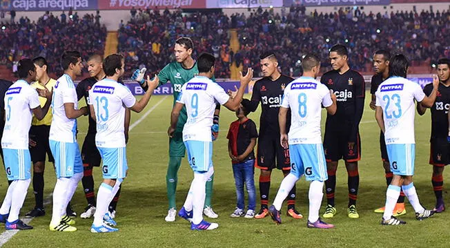 Sporting Cristal y Melgar durante el saludo de jugadores en el Monumental de la UNSA.