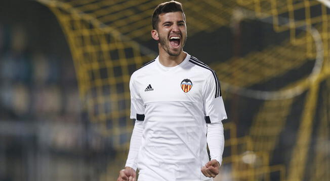 José Luis Gayà celebra un gol con el Valencia.