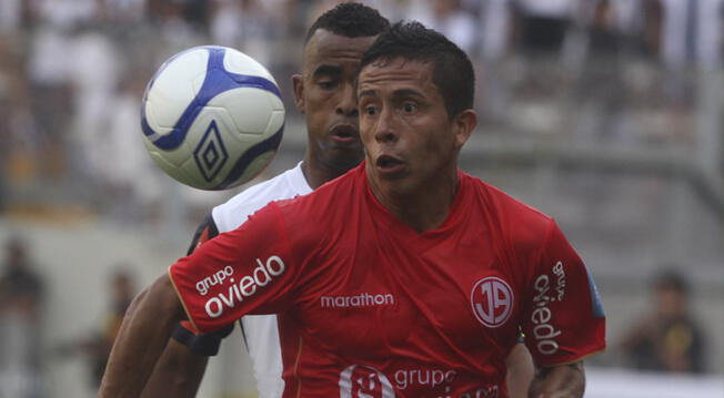 Roberto Merino controla un balón ante la mirada de Luis Trujillo.
