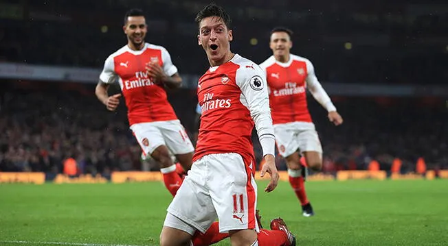 Mesut Ozil celebra un gol con el Arsenal.