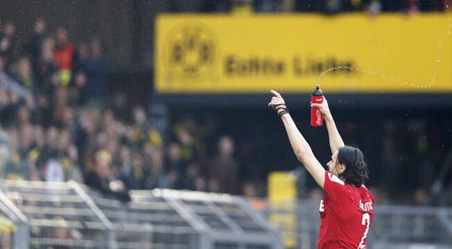Neven Subotic recibe el homenaje de la hinchada del Borussia Dortmund.