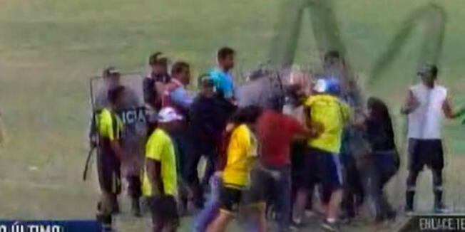 Copa Perú: árbitro fue salvajemente agredido por hinchas y jugadores en pleno campo [VIDEO]